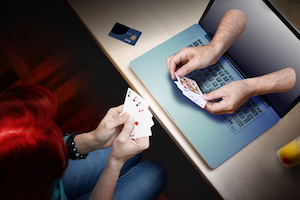 Kvinna spelar poker online
